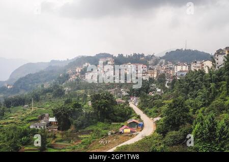 Sa Pa, Vietnam - 3 octobre 2013. Vue sur la ville de Misty Sapa, nord du Vietnam. Sapa est une ville incroyablement pittoresque qui se trouve dans le Hoang lien son Mo Banque D'Images