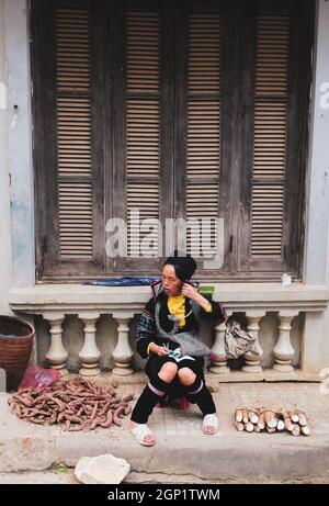 Sa Pa, Vietnam - 3 octobre 2013. Hmong femme vendant de la nourriture dans la rue à Sapa, Vietnam. Sapa est une ville incroyablement pittoresque qui se trouve dans le Hoang lien Banque D'Images