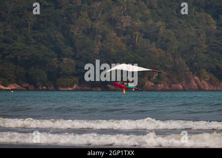 Deltaplane motorisée adaptée à l'atterrissage en eau, se préparer à atterrir dans la mer calme de la plage de ​​Indaia. Banque D'Images