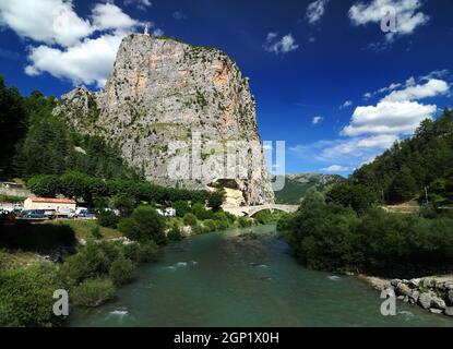 Vue de la rivière Verdon à la chapelle notre-Dame sur le sommet du rocher géant le Roc à Castellane France lors D'Une belle journée d'été avec quelques nuages I Banque D'Images