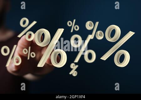 rendu 3d des symboles de pourcentage beige sur fond bleu avec une main atteinte Banque D'Images