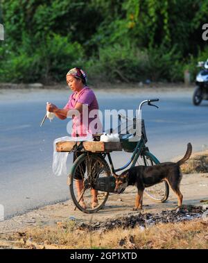 Sa Pa, Vietnam - 3 octobre 2013. Femme vendant de la nourriture dans la rue à Sapa, Vietnam. Sapa est une ville incroyablement pittoresque qui se trouve dans le Hoang lien son Mo Banque D'Images