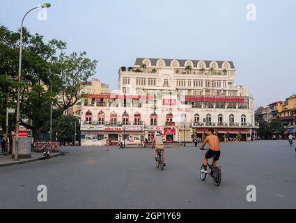 Hanoï, Vietnam - 3 octobre 2013. Activités dans la rue du centre-ville de Hanoi (Pho Co). Hanoi, situé sur les rives de la rivière Rouge, est l'un des plus anciens Banque D'Images