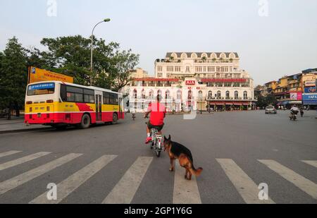 Hanoï, Vietnam - 3 octobre 2013. Activités dans la rue du centre-ville de Hanoi (Pho Co). Hanoi, situé sur les rives de la rivière Rouge, est l'un des plus anciens Banque D'Images