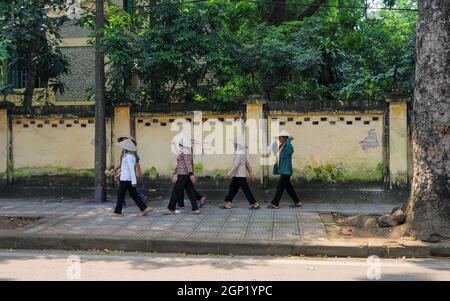 Hanoï, Vietnam - 3 octobre 2013. Activités dans la rue du centre-ville de Hanoi (Pho Co). Hanoi, situé sur les rives de la rivière Rouge, est l'un des plus anciens Banque D'Images