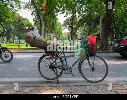 Hanoï, Vietnam - 3 octobre 2013. Vente de fleurs à vélo dans la rue Hanoi. Hanoï, situé sur les rives de la rivière Rouge, est l'une des plus anciennes calotte Banque D'Images