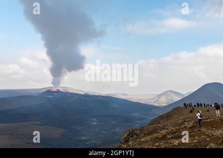 Les gens regardent le volcan Faggadalsfjall pendant l'éruption en août 2021, en Islande Banque D'Images