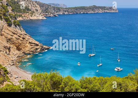 Eaux turquoise de Majorque. Plage de Coll Baix. Côte méditerranéenne. Espagne Banque D'Images