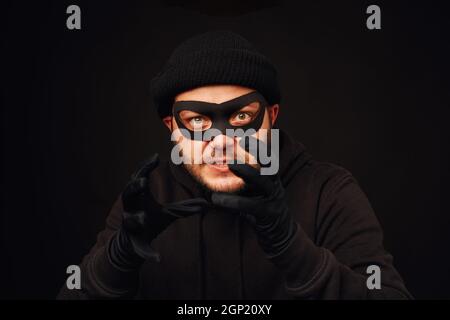 Portrait du voleur de funnu avec masque sur le dos sombre Banque D'Images