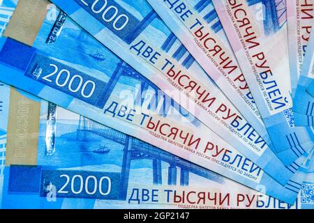 L'argent russe les billets en valeur nominale de deux mille. De nouveaux billets de la Banque de Russie. L'argent russe Banque D'Images