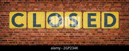 Panneaux en étain rétro sur un mur - fermés Banque D'Images