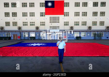 Taoyuan, Taipei, Taïwan. 28 septembre 2021. Un énorme drapeau de Taïwan est exposé dans un camp militaire, dans le cadre d'une répétition de la représentation en vol lors de la célébration de la Journée nationale du double-dix à Taiwan, dans le contexte des tensions croissantes entre Pékin et Taipei et des menaces de la Chine. Le drapeau de Taïwan de 18 mètres de large et de 12 mètres de long, selon l'agence de presse centrale de l'État, sera porté par deux hélicoptères CH-47 Chinook qui survoleront le bâtiment présidentiel le 10 octobre, tandis que l'île a développé de meilleurs liens avec les États-Unis, le Royaume-Uni, l'Australie, Et d'autres pays européens comme la Lituanien Banque D'Images