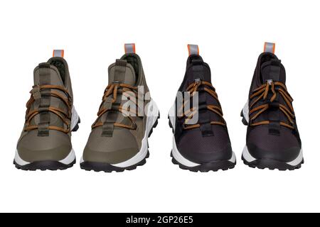 Gros plan de deux paires de baskets modernes ou de chaussures de sport avec différentes couleurs isolées sur fond blanc. Chaussures pour homme élégantes et tendance. Macro. Banque D'Images