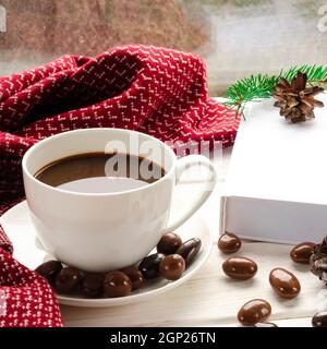 Arrière-plan d'hiver - coupe avec canne à sucre, écharpe en laine sur le rebord de la fenêtre et scène d'hiver à l'extérieur. Encore la vie avec le concept de passer l'hiver à l'agréable Banque D'Images