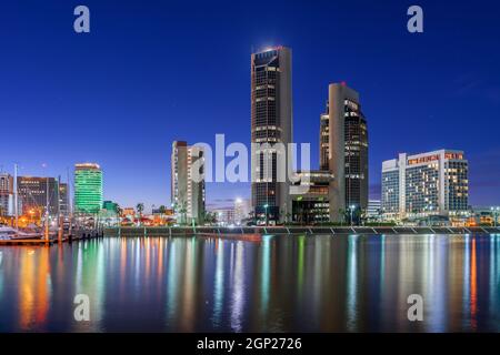 Corpus Christi, Texas, États-Unis vue sur l'horizon du centre-ville sur l'eau au crépuscule. Banque D'Images