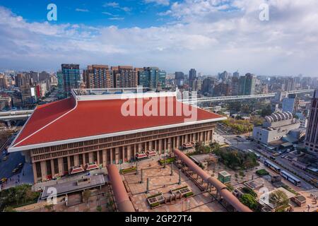 Taipei, vue sur le centre-ville de Taïwan au-dessus de la gare de Taipe. Banque D'Images