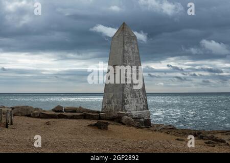 Obélisque de la Maison de la Trinité du XIXe siècle marque de jour pour avertir les navires. Portland Bill, Isle of Portland, Dorset, Angleterre, Royaume-Uni Banque D'Images