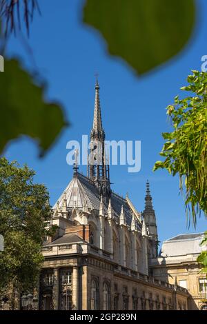 Détail de Sainte Chapelle à Paris avec quelques arbres au premier plan Banque D'Images