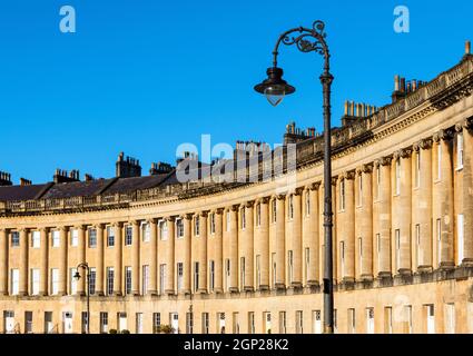 Le Royal Crescent, l'un des plus grands exemples d'architecture géorgienne au Royaume-Uni, Bath, Somerset, Angleterre Banque D'Images