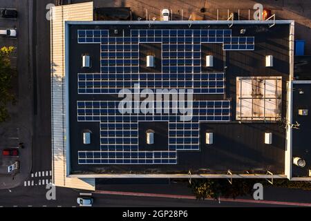 cellules photovoltaïques sur le toit d'un entrepôt 01 Banque D'Images