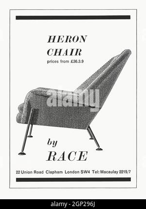 Une publicité des années 1960 pour l'élégante chaise Heron, conçue par Ernest Race. Ernest Race (1913-1964) est un designer anglais de textiles et de meubles, né à Newcastle-upon-Tyne. Ses conceptions les plus connues sont la chaise en aluminium BA3 de 1945 et l'Antelope, conçue pour le Festival de Grande-Bretagne en 1951. La course a continué d'étudier de nouveaux matériaux avec les chaises Heron & Flamingo, le Flamingo ayant remporté le prix du Design Center Award en 1959 en raison de son utilisation habile de matériaux modernes. Le Heron se distingue du Flamingo par la position des jambes et l'ajout de coussins amples – vintage graphiques des années 1960. Banque D'Images