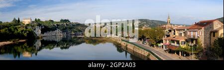 Vue de l'ancien pont suspendu de Saint Martin d'Ardeche à Aigueze France lors D'Une belle matinée d'automne avec quelques nuages dans le ciel bleu Banque D'Images