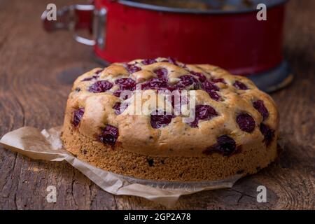 gâteau de cerise maison sur bois Banque D'Images