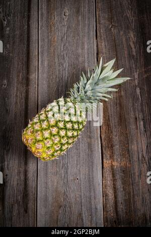 Grand ananas tropical avec ses feuilles sur une grange carte Banque D'Images