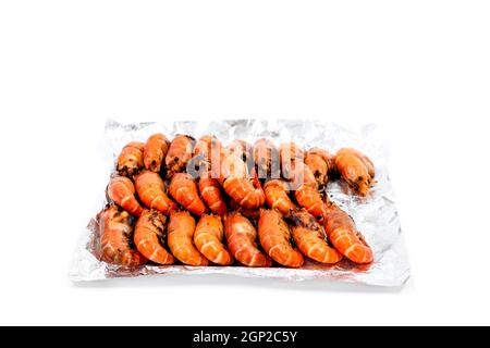 Disposez les crevettes de rivière grillées sur du papier d'aluminium pour les livrer aux clients qui commandent des aliments en ligne. Banque D'Images