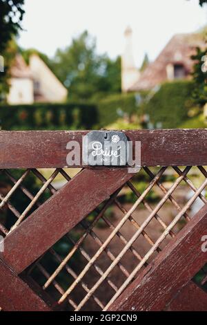 Clôture de maison privée avec badge privé. Photo de haute qualité Banque D'Images