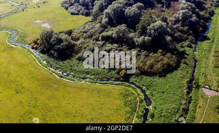 Vue aérienne d'une section du ruisseau Little Stour Chalk, à sa jonction avec son affluent, la rivière Wingham, près de Wickhambreax, dans le Kent Banque D'Images