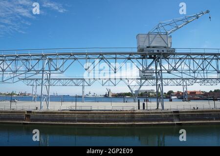 Grue portique pour conteneur de port à Copenhague, Danemark.Grue à flèche à rotation complète, dont la partie pivotante est installée sur un statif se déplaçant sur des rails Banque D'Images