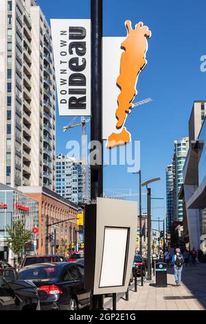 Ottawa, Canada - le 19 septembre 2021 : le paysage urbain du centre-ville d'Ottawa, rue Rideau animée, le jour de l'été Banque D'Images