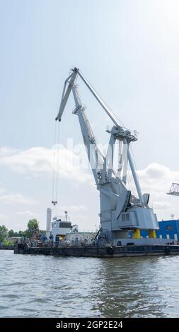 Grue portique pour conteneur de port à Kaliningrad, Russie. Grue à flèche à rotation complète, dont la partie pivotante est installée sur un statif se déplaçant sur des rails posés Banque D'Images