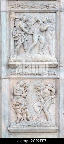 Expulsion du Paradis vers le haut, l'œuvre d'Adam et Eve vers le bas, panneau par Jacopo della Quercia à la porte centrale de la basilique San Petronio à Bologne, Ital Banque D'Images