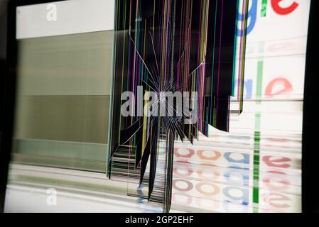 Gros plan d'un écran d'ordinateur portable cassé (MacBook Pro, Retina) avec écran qui grésilte en raison d'un endommagement par bris, fissure de la puce sur l'écran du moniteur. Technicien cassé Banque D'Images