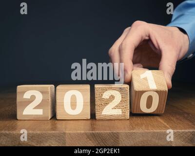 Blocs de bois de retournement à la main pour changer l'année 2020 à 2021 . concept de nouvel an et de vacances Banque D'Images