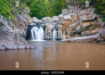 Cascade de Scott Run au début de l'automne. Réserve naturelle de Scott Run. Comté de Fairfax. Virginie. ÉTATS-UNIS. Niveau d'eau élevé dans le fleuve Potomac haute eau le Banque D'Images