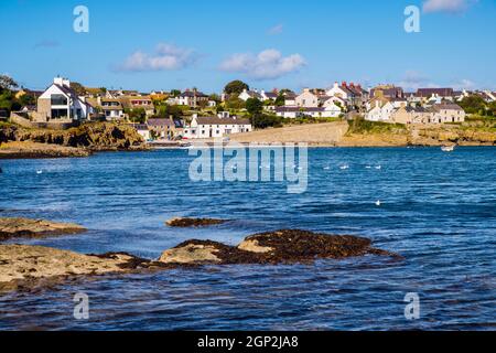 Vue sur la mer, le bord de mer du village et la petite plage. Moelfre, Île d'Anglesey, pays de Galles du Nord, Royaume-Uni, Grande-Bretagne, Europe Banque D'Images