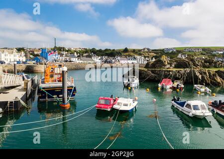 RNLI Lifeboat et petits bateaux amarrés dans le port naturel dans le village de pêcheurs de la côte ouest. Portpatrick, Dumfries et Galloway, Écosse, Royaume-Uni, Grande-Bretagne Banque D'Images
