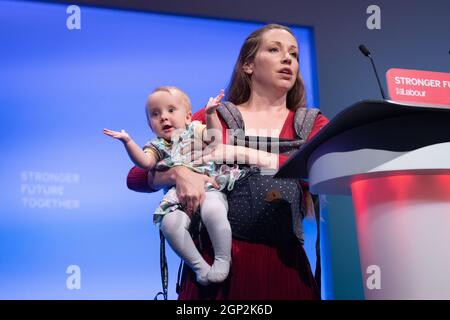 Catherine Atkinson tient son bébé Elena, âgée de 9 mois, alors qu'elle parle sur scène du soutien aux ex-militaires et aux femmes lors de la conférence du Parti travailliste à Brighton. Date de la photo: Mardi 28 septembre 2021. Banque D'Images