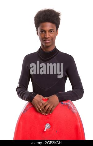 Un jeune noir bodyboarder posing in studio Banque D'Images