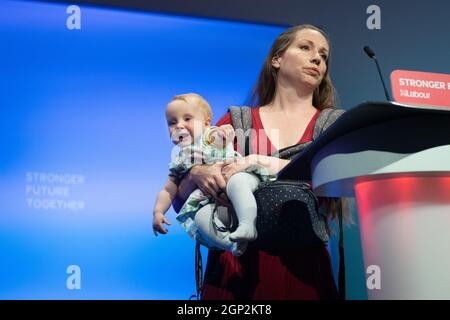 Catherine Atkinson tient son bébé Elena, âgée de 9 mois, alors qu'elle parle sur scène du soutien aux ex-militaires et aux femmes lors de la conférence du Parti travailliste à Brighton. Date de la photo: Mardi 28 septembre 2021. Banque D'Images