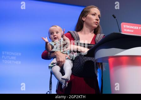 Catherine Atkinson tient son bébé Elena, âgée de 9 mois, alors qu'elle parle sur scène du soutien aux ex-militaires et aux femmes lors de la conférence du Parti travailliste à Brighton. Date de la photo: Mardi 28 septembre 2021. Banque D'Images