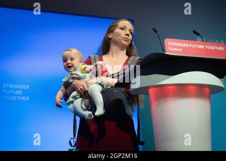 Catherine Atkinson tient son bébé Elena, âgée de 9 mois, alors qu'elle parle sur scène du soutien aux ex-militaires et aux femmes lors de la conférence du Parti travailliste à Brighton. Date de la photo: Mardi 28 septembre 2021. Banque D'Images