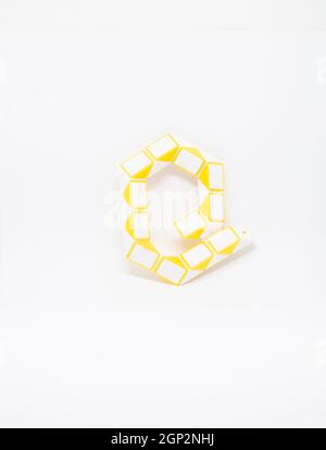 Lettre 'e' composée de triangles jaunes et blancs sur fond blanc. Banque D'Images