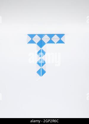 Lettre 't' composée de triangles bleus et blancs sur fond blanc. Banque D'Images