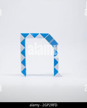 Lettre 'n' composée de triangles bleus et blancs sur fond blanc. Banque D'Images