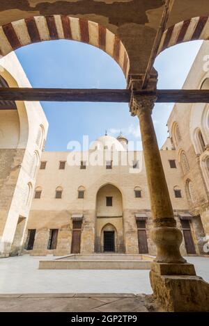 Façade de la cour principale de la mosquée historique publique de l'époque Mamluk du Sultan Qalawun encadrée par une arche de pierre, rue Moez, quartier de Gamalia, le Caire, Egypte Banque D'Images