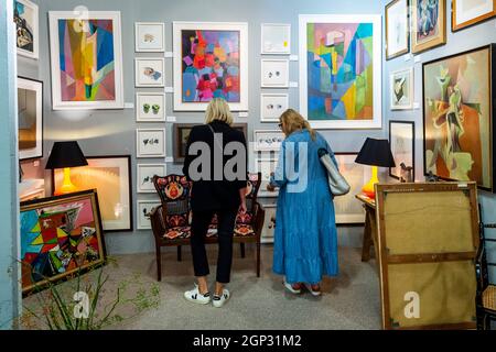 Londres, Royaume-Uni. 28 septembre 2021. Visiteurs de l'un des stands du salon Decorative antiques & textiles de l'Evolution London à Battersea Park avec plus de 160 revendeurs spécialisés. C'est la seule foire d'antiquités spécifiquement pour l'acheteur de design d'intérieur et se déroule du 28 septembre au 3 octobre 2021. Credit: Stephen Chung / Alamy Live News Banque D'Images